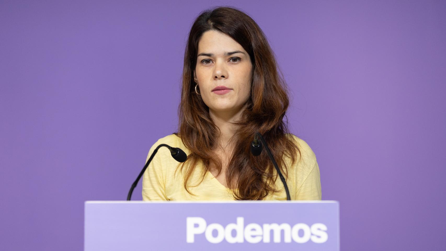 La portavoz de Podemos, Isa Serra, este lunes en una rueda de prensa desde la sede de Podemos.