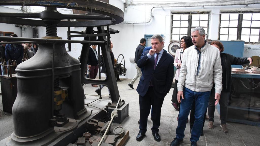 Otro momento de la visita del presidente de Castilla-La Mancha
