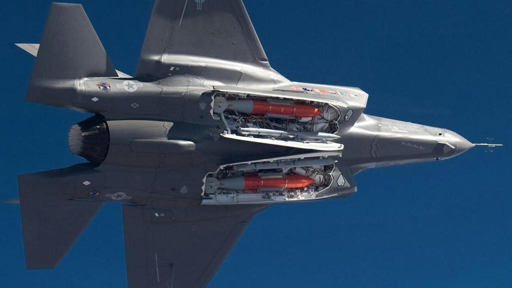 Caza estadounidense F-35 llevando un par de bombas B61