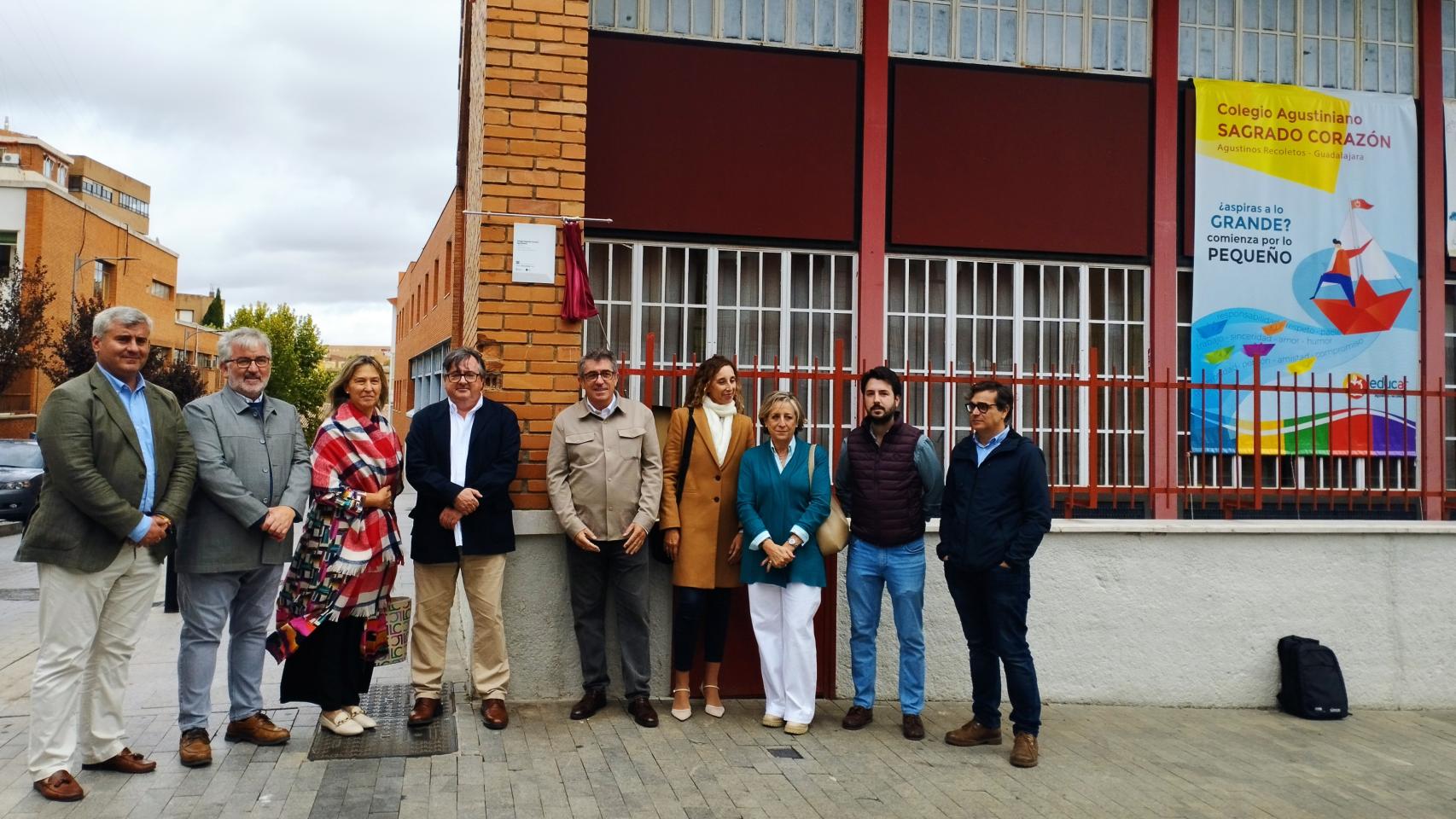 Autoridades y arquitectos junto a la fachada del colegio.