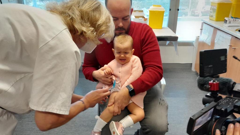Una niña, menor de cuatro años, recibe la vacuna de la gripe.