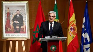 Pedro Rocha, durante su discurso en Rabat y detrás las banderas según el orden de la candidatura: Marruecos, Portugal y España.