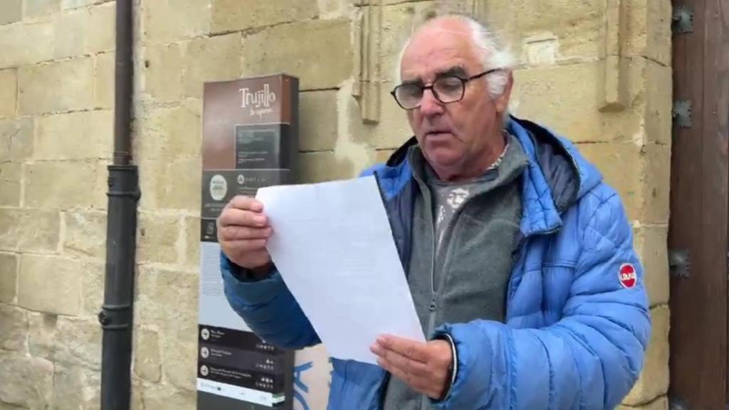 Lin Mateos, leyendo el comunicado de rechazo de la plataforma este domingo.