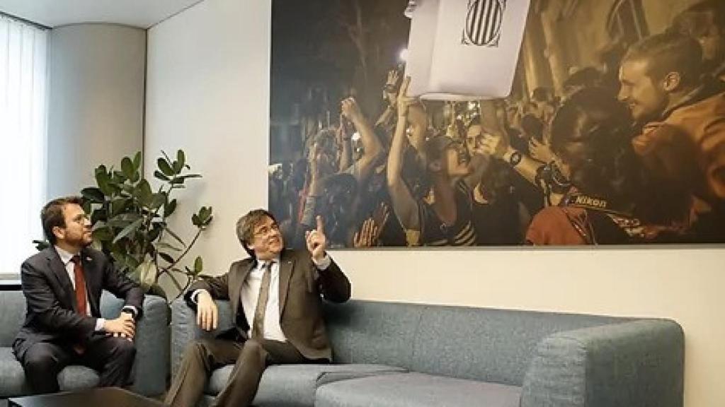 Puigdemont señala la imagen de la urna del referénum en una cita anterior con Pere Aragonès.