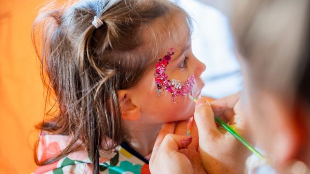 Una niña maquillada con purpurina.