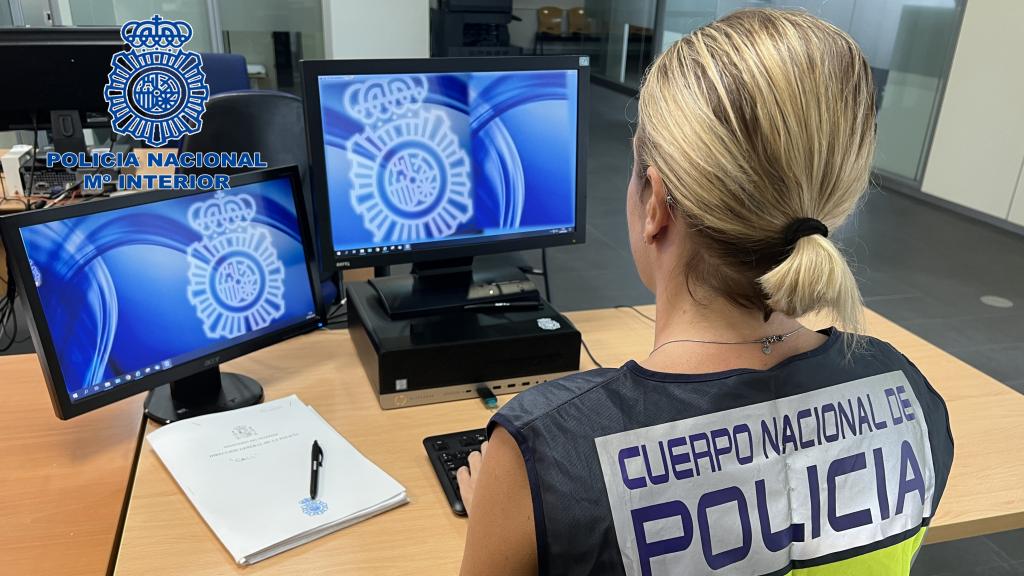 Imagen de archivo de una agente de la Policía.