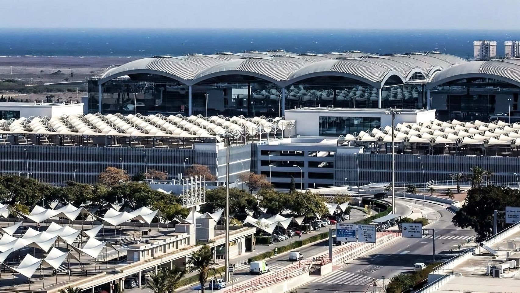 Las compañías aéreas ofrecen en el aeropuerto Miguel Hernández 6,4 millones de plazas.