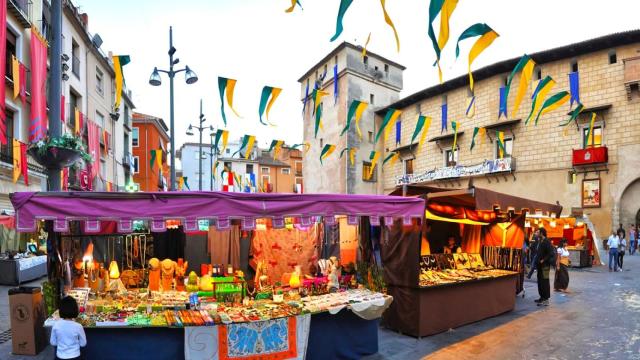 Dos de los centenares de puestos que ocupan toda Cocentaina en la Fira de Tots Sants.