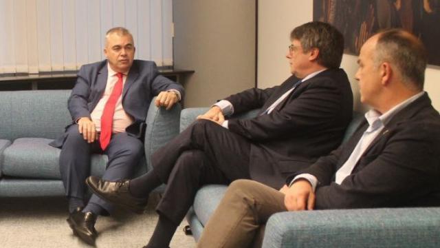 El secretario de organización del PSOE, Santos Cerdán, junto a Puigdemont y Turull en una reunión. Imagen de archivo