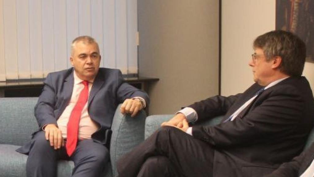 El secretario de organización del PSOE, Santos Cerdán, junto a Puigdemont y Turull en una reunión. Imagen de archivo