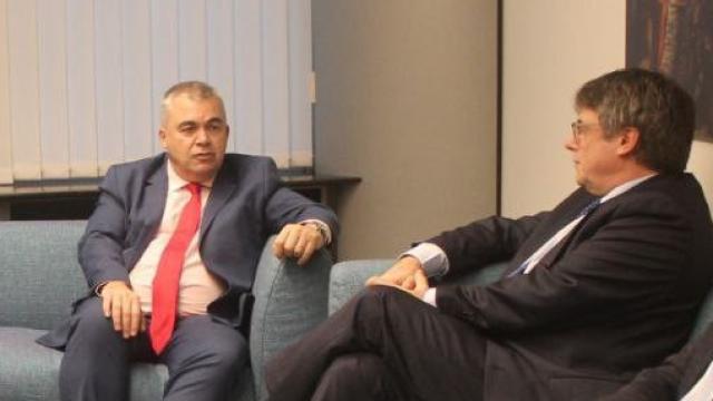 Carles Puigdemont y Santos Cerdán, reunidos bajo el cuadro de la urna del 1-O en el antiguo despacho del líder de Junts en el Parlamento Europeo.