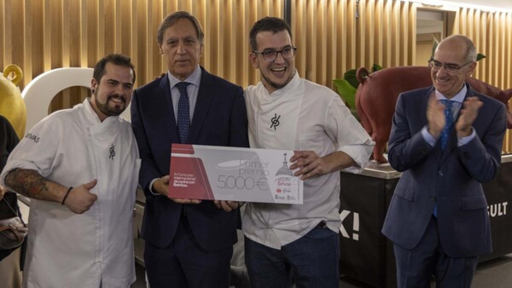El alcalde de Salamanca, Carlos García Carbayo, y el presidente de la Diputación provincial, Javier Iglesias, asisten a la entrega de premios del IV Concurso Internacional de Cocina con Ibérico dentro de la cuarta edición del Foro del Ibérico. Los cocineros Ibán Pasán Barba y Gonzalo Elena Melgar (D) recogen el premio.