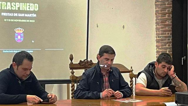 El alcalde de Traspinedo y los presidentes de las asociaciones taurinas locales en plena presentación de carteles