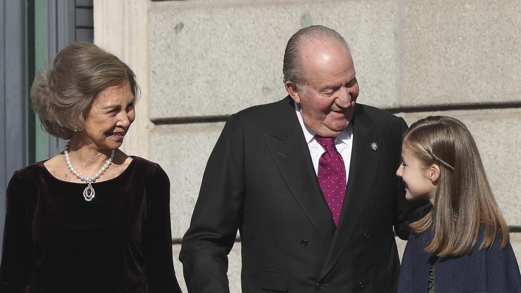 Los Reyes eméritos junto a su nieta Leonor, en el 40 aniversario de la Constitución. Año 2018.