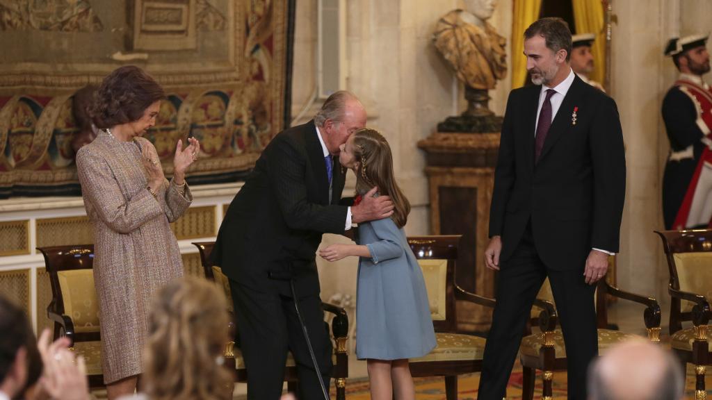 Leonor junto a su padre y sus abuelos en la entrega del Toisón de Oro en 2018.