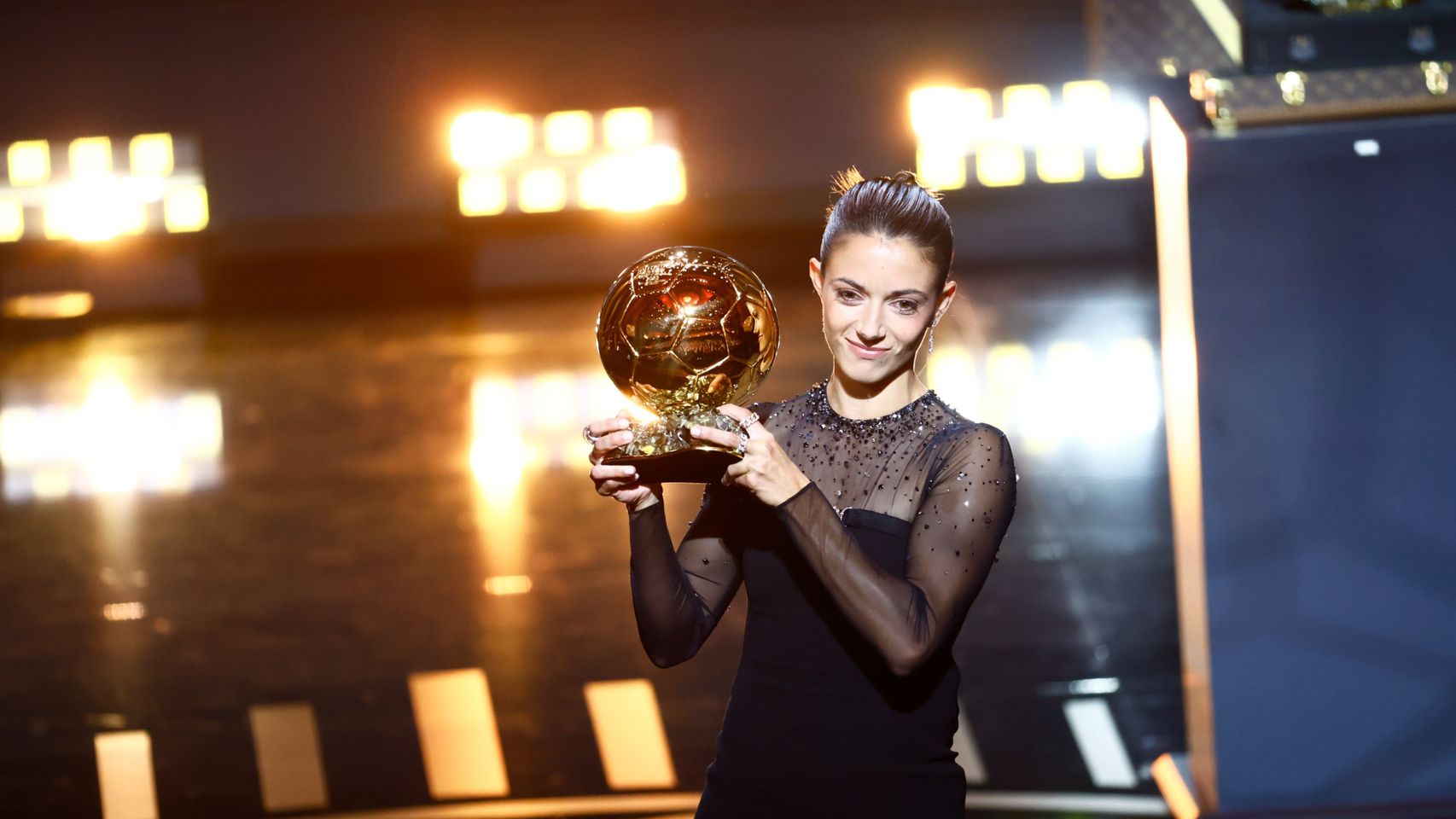 Aitana Bonmatí, con el Balón de Oro.