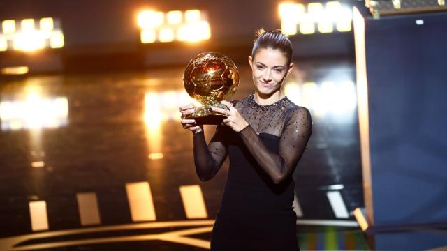 Aitana Bonmatí, con el Balón de Oro.