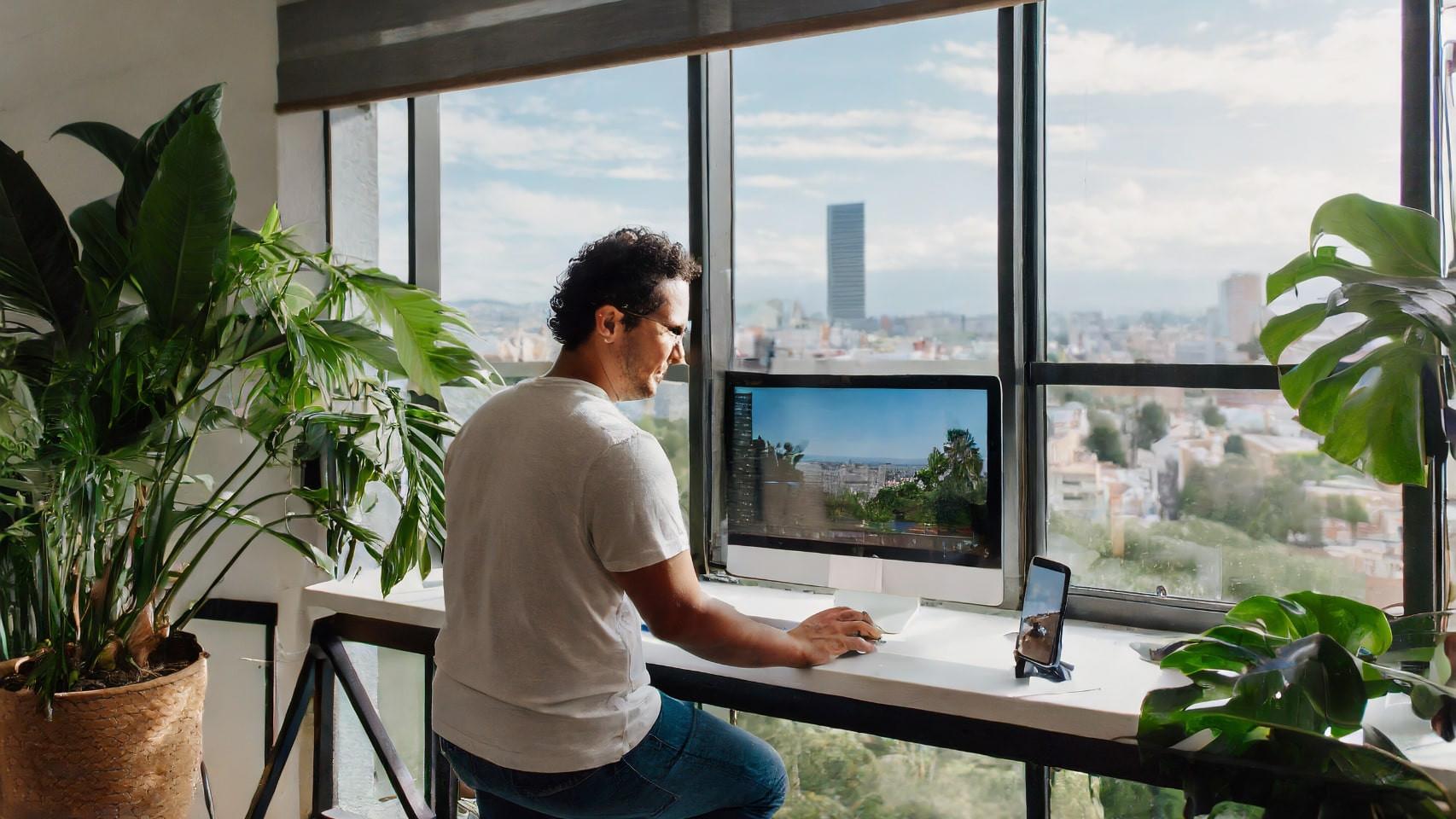 Hombre editando vídeo en su oficina