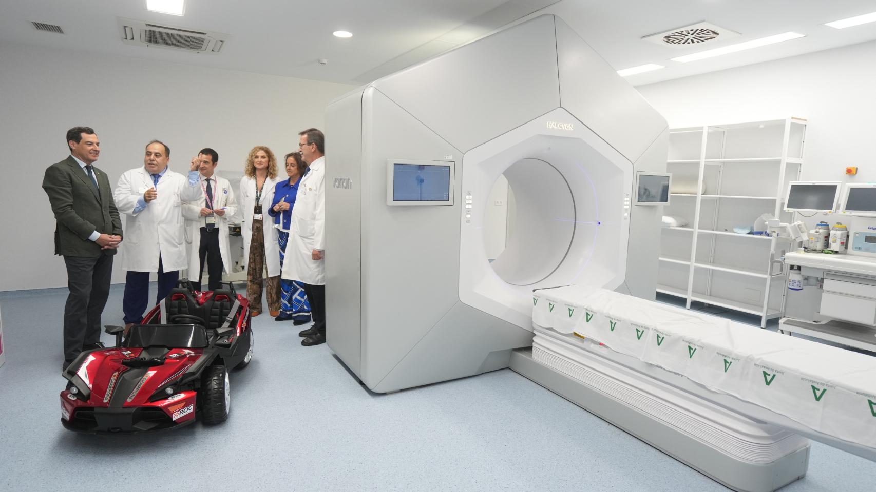 El presidente de la Junta de Andalucía, Juanma Moreno, visita el Hospital Virgen del Rocío de Sevilla.