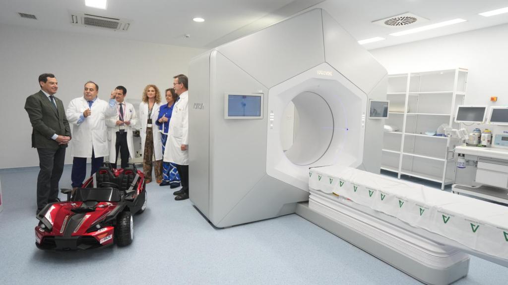 El presidente de la Junta de Andalucía, Juanma Moreno, visita el Hospital Virgen del Rocío de Sevilla.