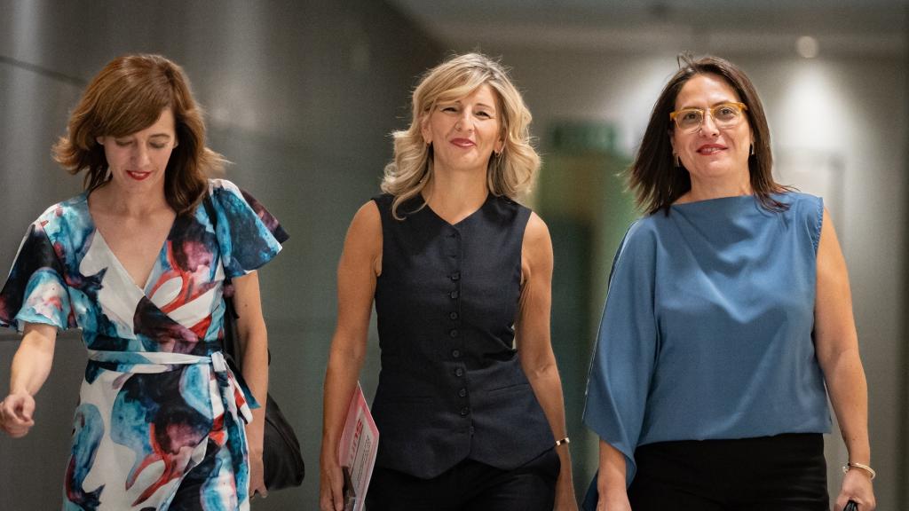 La portavoz de Sumar en el Congreso, Marta Lois, la vicepresidenta segunda del Gobierno, Yolanda Díaz, y la vicepresidenta tercera del Congreso de los Diputados, Esther Gil.
