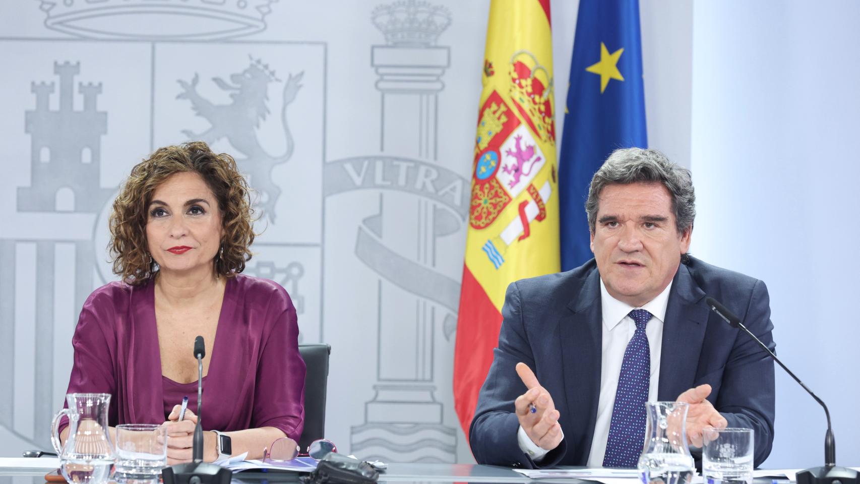 La ministra de Hacienda y Función Pública, María Jesús Montero y el ministro de Inclusión, Seguridad Social y Migraciones, José Luis Escrivá