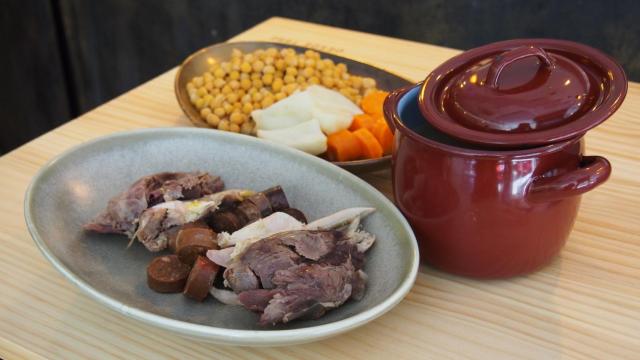 El tradicional cocido de caza servido en tres vuelcos.