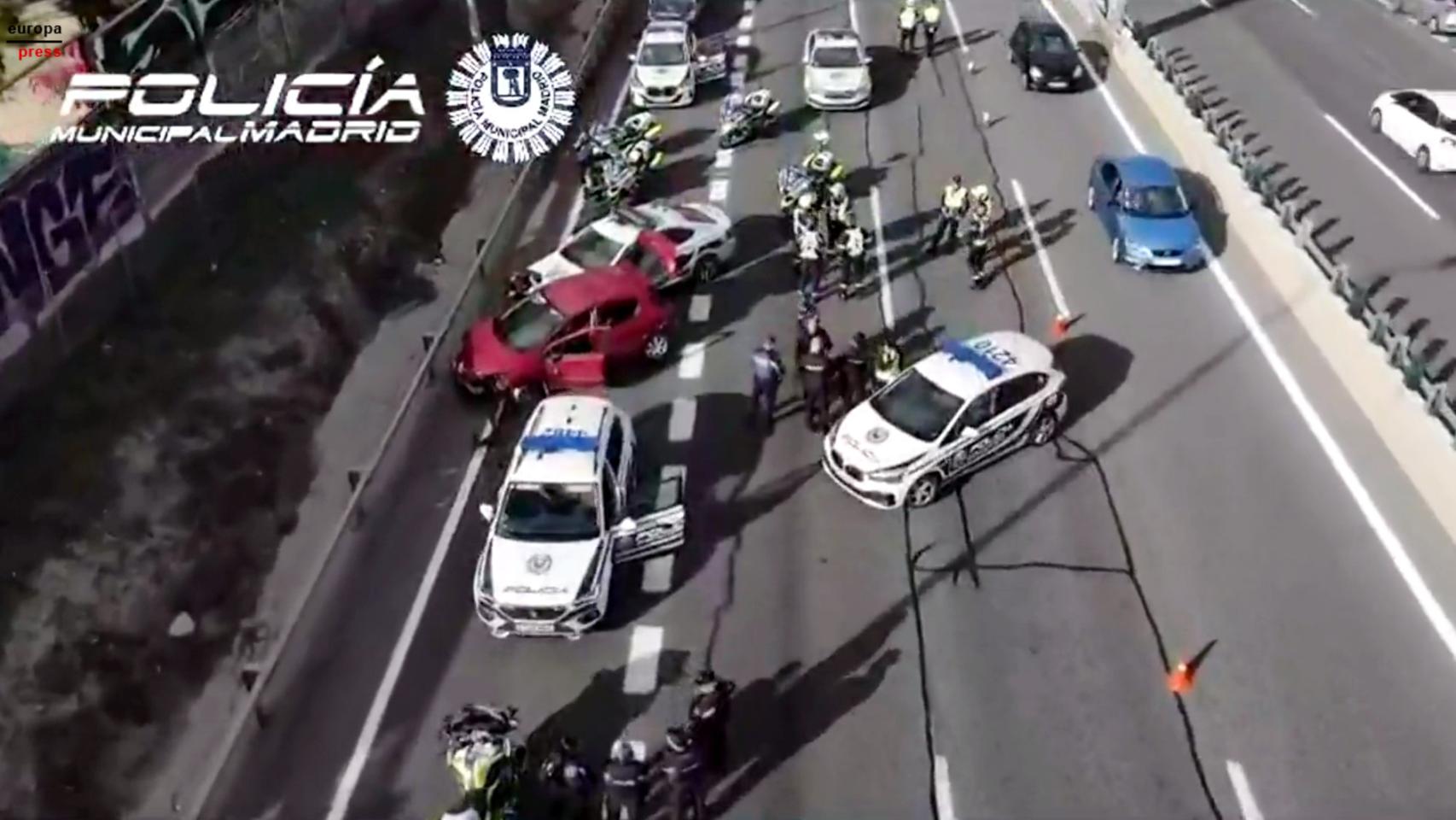 El coche del detenido (rojo, a la izquierda de la imagen) tras la persecución.