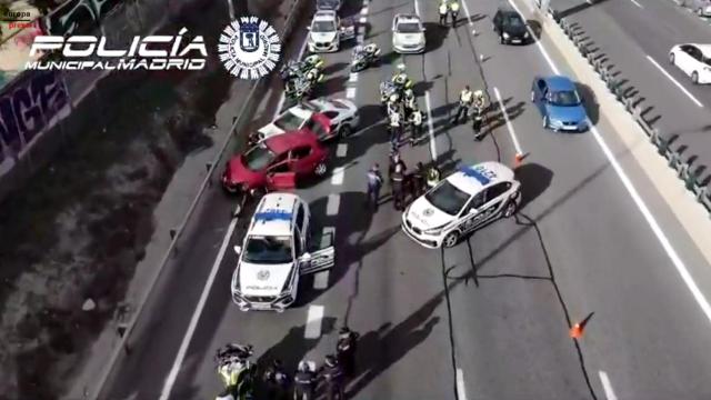 El coche del detenido (rojo, a la izquierda de la imagen) tras la persecución.