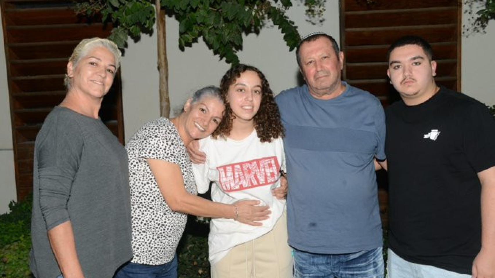 La soldado israelí Ori Megidish junto a su familia