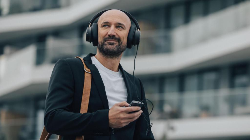 Una persona con los auriculares DALI iO-12.