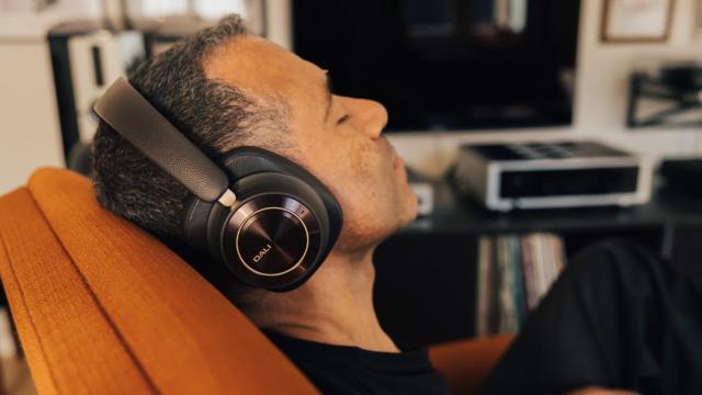 Una persona con los auriculares DALI iO-12.