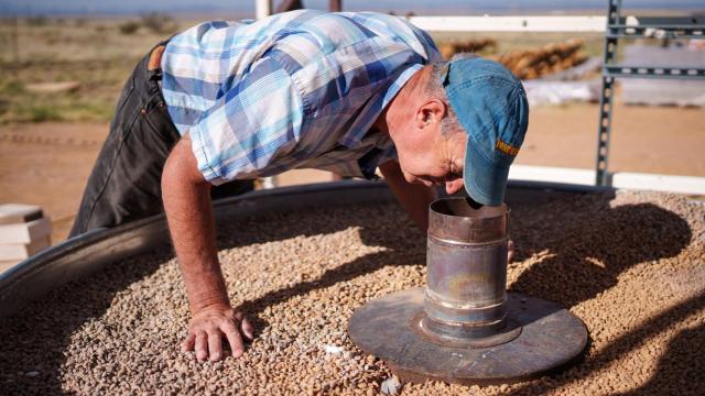 Walter Grestle comprobando una de sus baterías térmicas