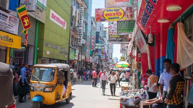 Calle bulliciosa de Sri Lanka