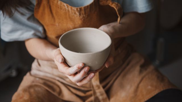 Un artesano elabora una pieza cerámica.