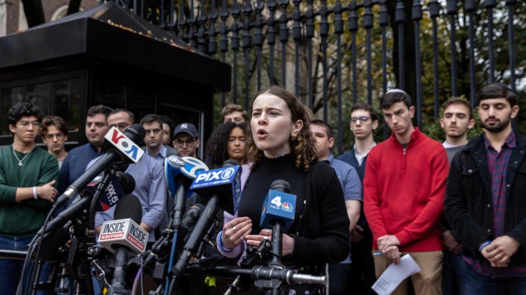 Una estudiante de Columbia da una rueda de prensa acerca del antisionismo en la universidad neoyorquina.