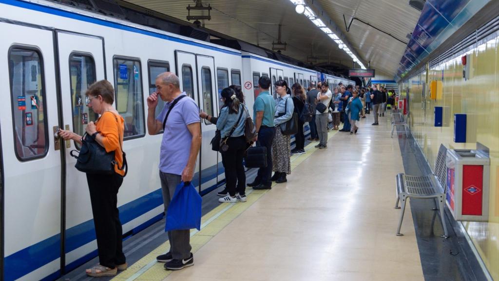 Pasajeros de Metro subiéndose a uno de los trenes.