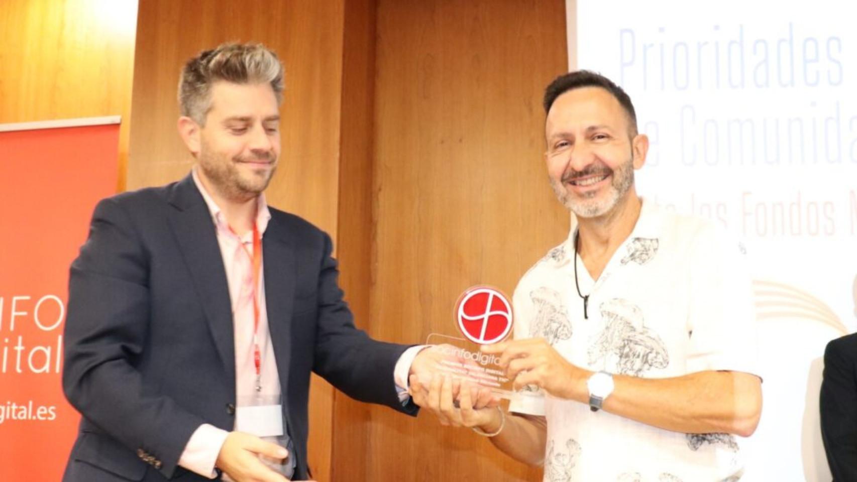 Francisco Maciá (dreta), director del projecte Smart University de la UA, al costat de Borja Solís d’Esri España durant el lliurament de Premis Socinfo Digital «Comunitat València TIC».