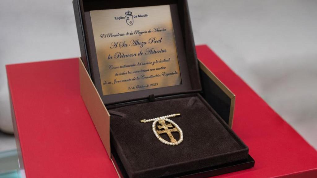 Imagen del regalo que Fernando López Miras le ha entrado a la princesa de Asturias.