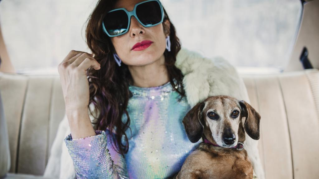 Laura Insausti posa con un perro.