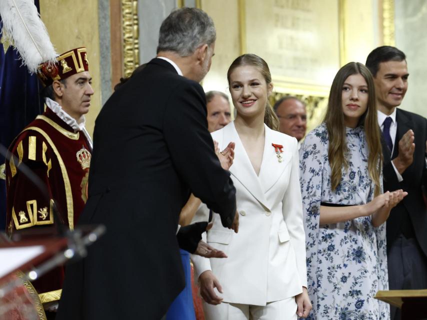 Felipe VI aplaude a su hija, Leonor, tras el juramento.