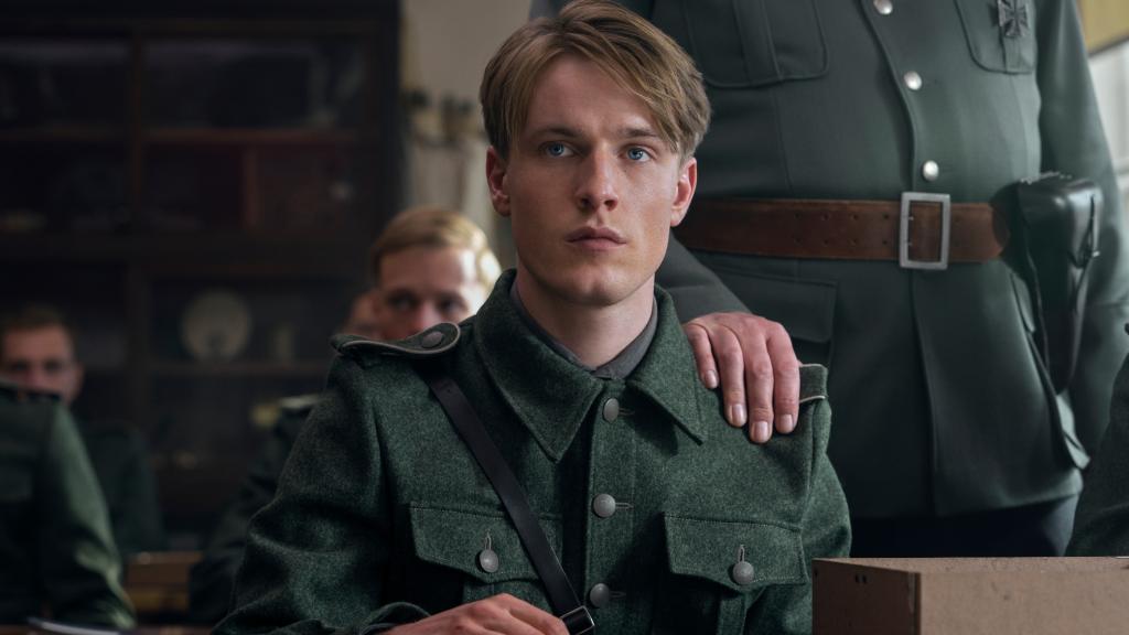 Louis Hofmann en 'La luz que no puedes ver'