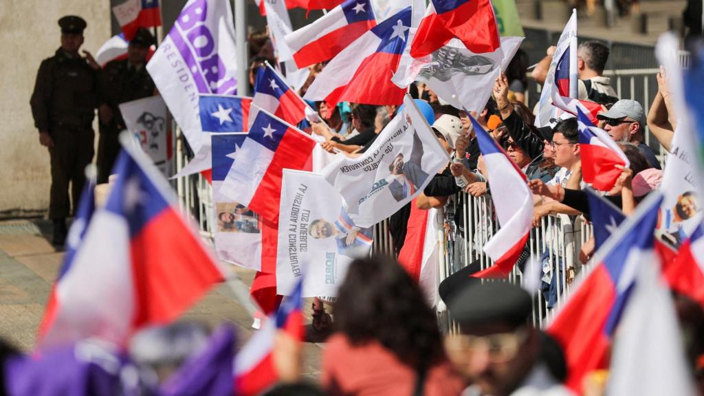 Ciudadanos se reúnen para apoyar al presidente de Chile , Gabriel Boric, y su gobierno, en Santiago.