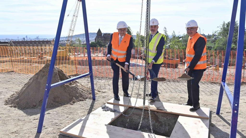 De izquierda a derecha: el presidente de la Fundación ”la Caixa”, Isidro Fainé; el Alcalde de Barcelona, Jaume Collboni, y el doctor Josep Tabernero, poniendo la primera piedra del CaixaResearch Institute.