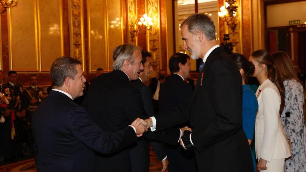 García-Page saluda al rey Felipe VI.