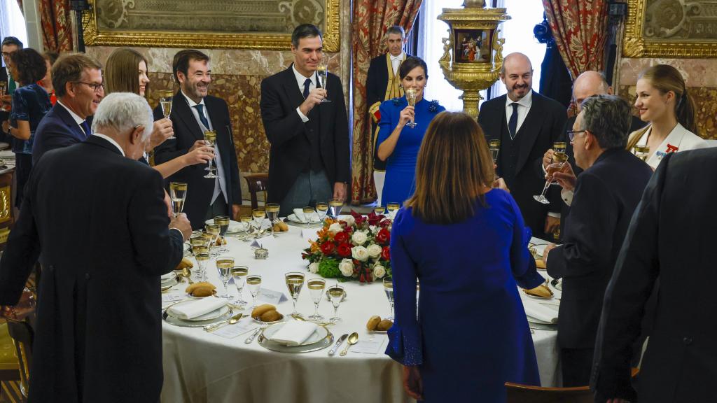 Brindis durante la comida del Palacio Real.