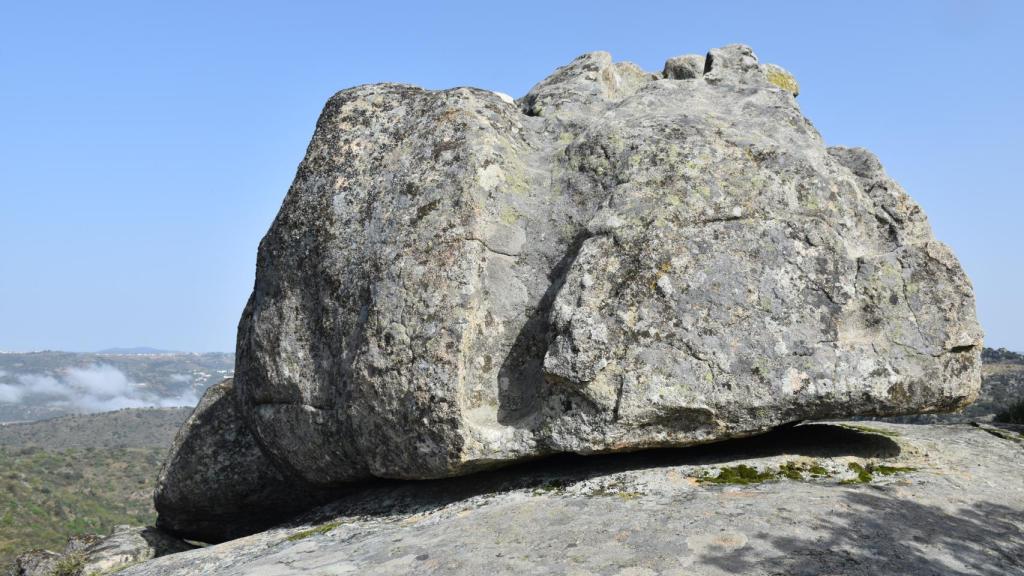 Peña del Pendón en Villarino, una peña oscilante con mucha historia en el castro de San Cristóbal
