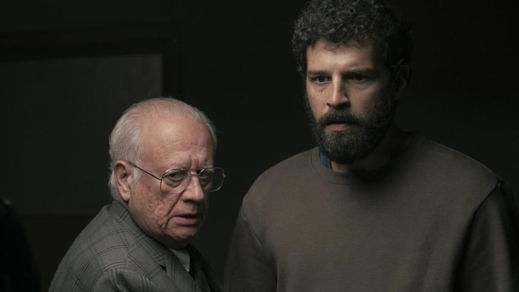 Armando Lopategui 'Carapocha' y el inspector Ramiro Sancho en 'Memento Mori'.
