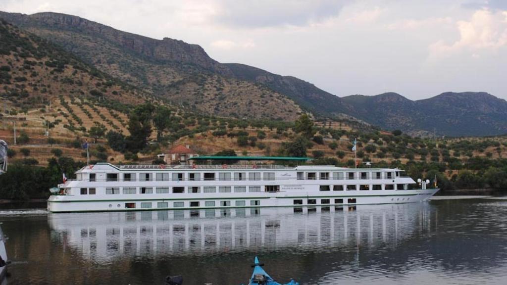 Crucero fluvial cuando el río Duero se adentra en Portugal camino de Porto. Barca de Alva