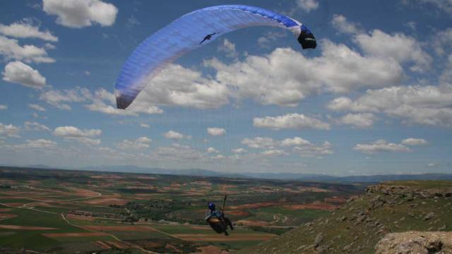 Una persona volando en parapente.